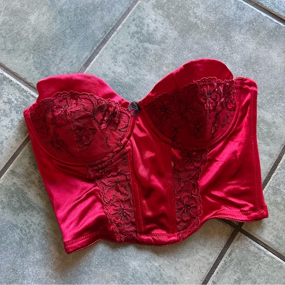 Secret Treasures Bright Red Satin and Lace Corset 
Good condition 
Size 36D - Picture 3 of 6